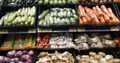 Francja zakazała pakowania owoców i warzyw w plastik